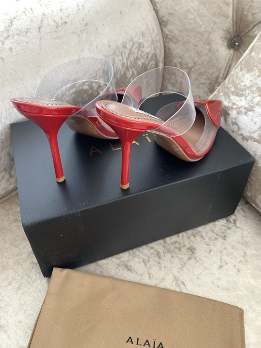 Босоніжки на підборах сердечки лакова шкіра