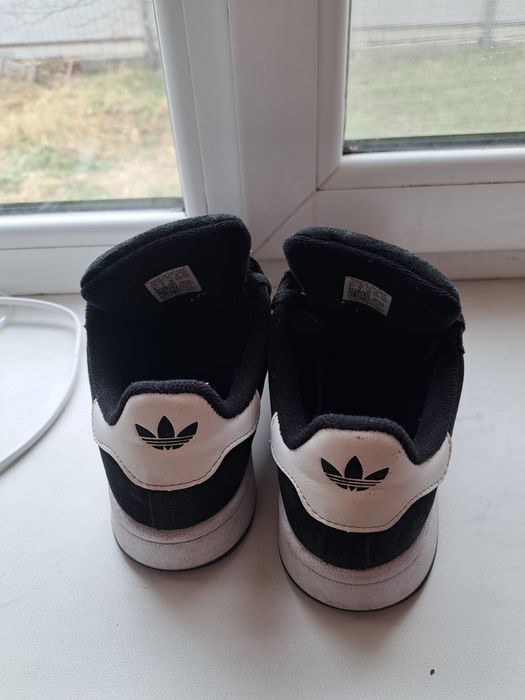 Взуття кросівки 38