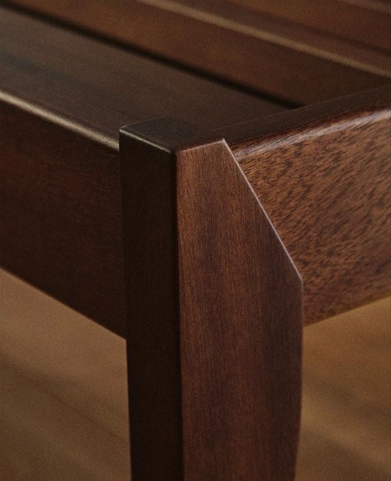 Cama Zara Home em Madeira Maciça — Estado Novo