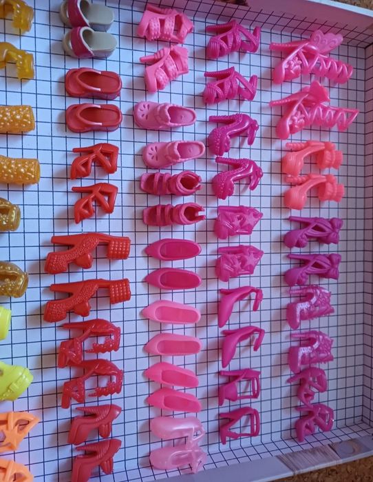 Barbie colares, coroas, sapatos. Ler descrição