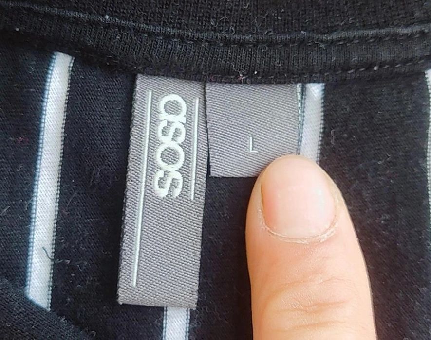 Стильна футболка в смужку з яскравим акцентом