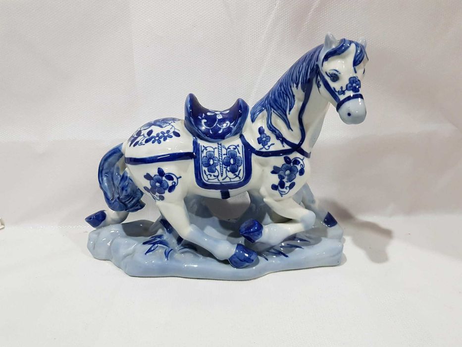 Porcelanowy biało-niebieski Koń w stylu Chinoiserie