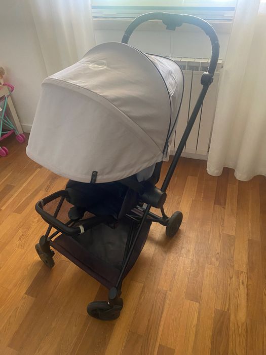 Carrinho passeio e ovo de transporte