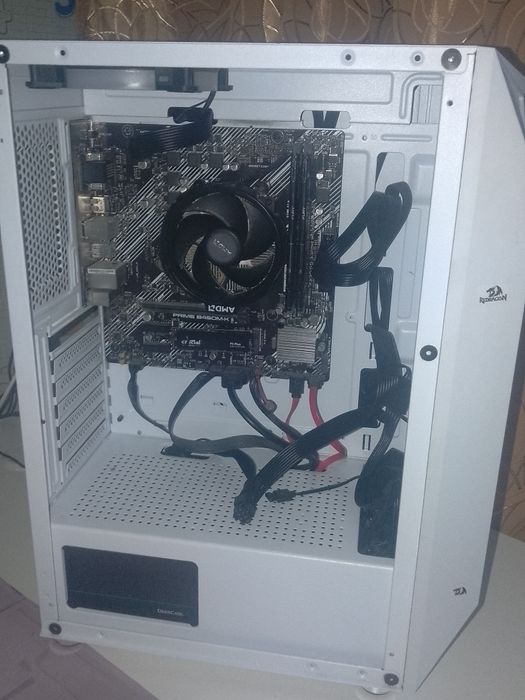 Корпус QUBE, білий, з загартованим склом