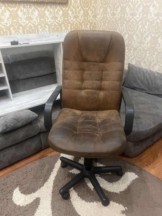 Крісло офісне шкірзам