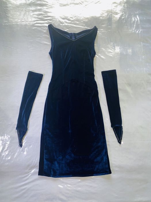 Гарне вечірне плаття із велюру глибокого синього кольору