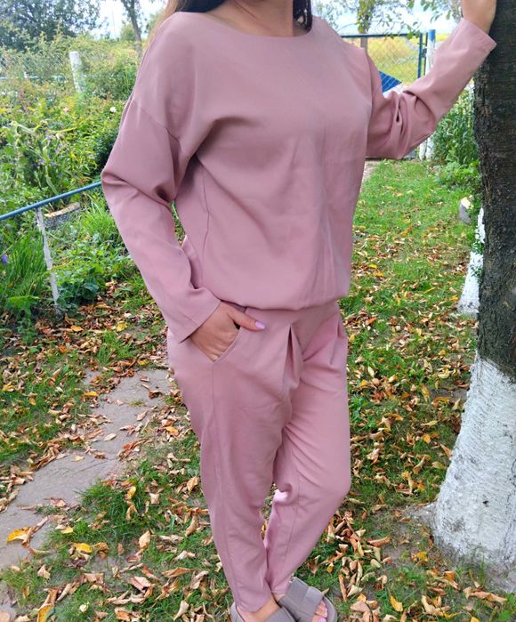 Гарний жіночий костюм