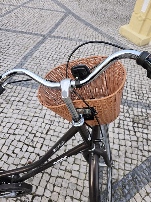 Bicicleta nova, com cesto e porta malas, mudanças de punho.