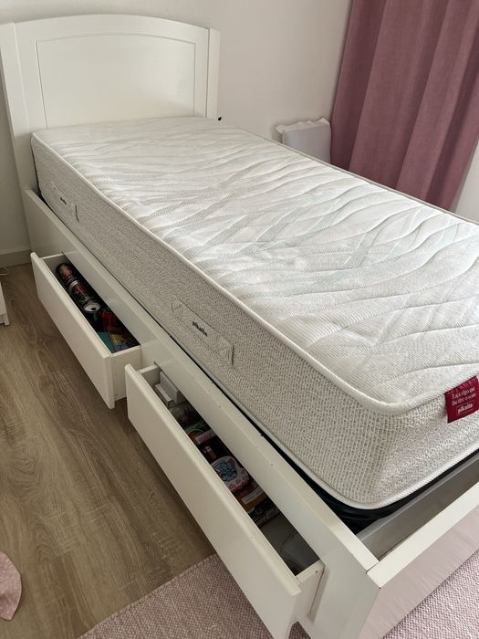 Cama de solteiro em madeira maciça lacada com gavetões e colchão