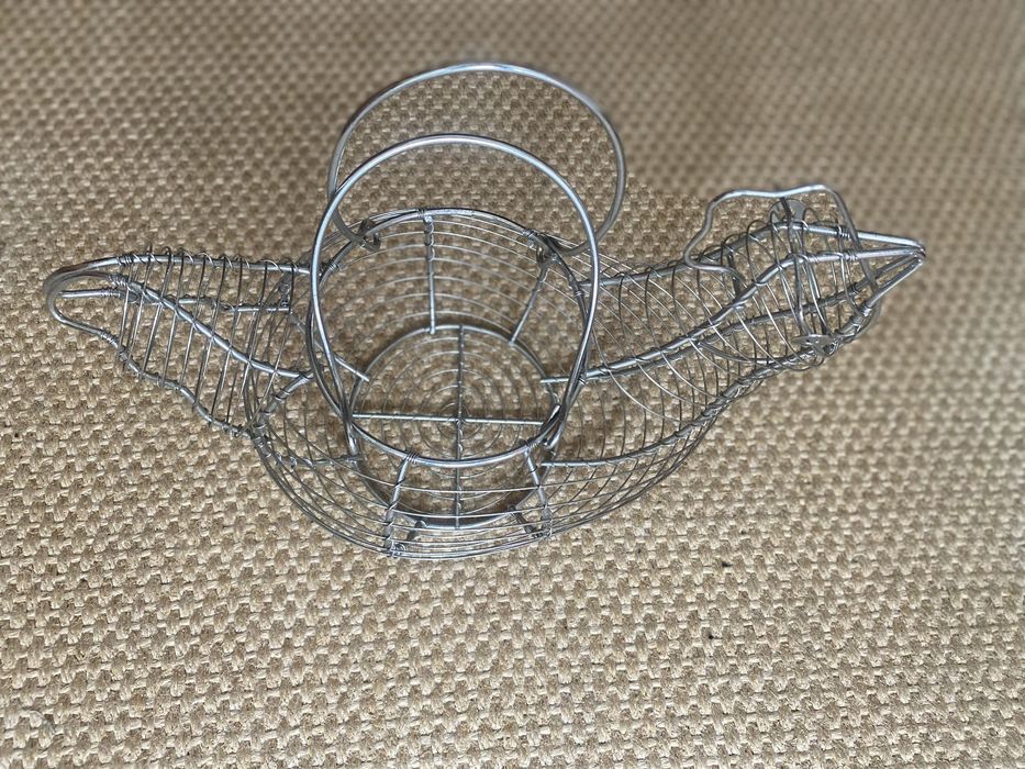 Cesta decorativa em metal com formato de galinha para ovos