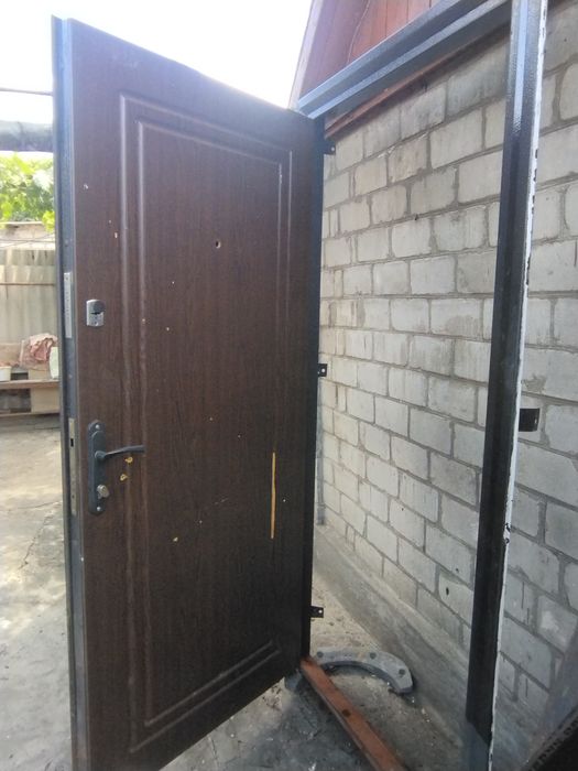продам дверь б/у металл,установочный размер 960*2030