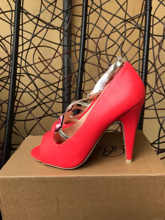 Damskie buty w kolorze koralowym