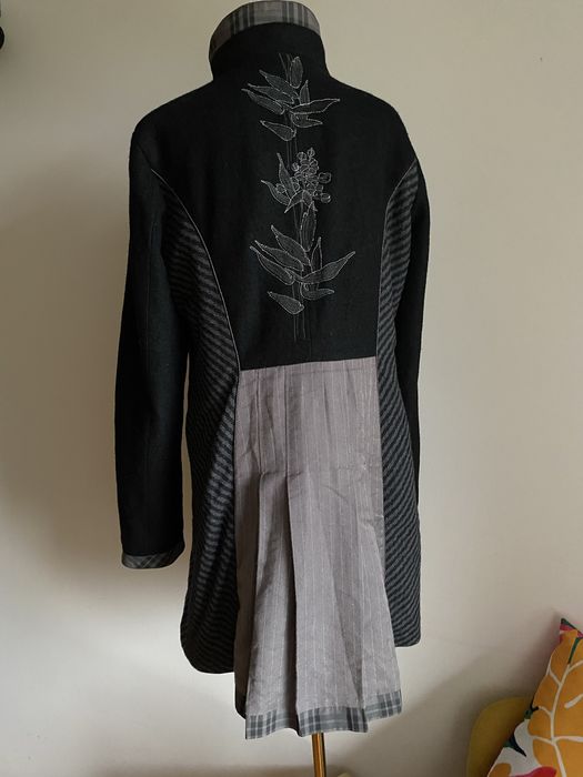 Czarny wełniany płaszcz haftowany zdoobiony artystyczny
