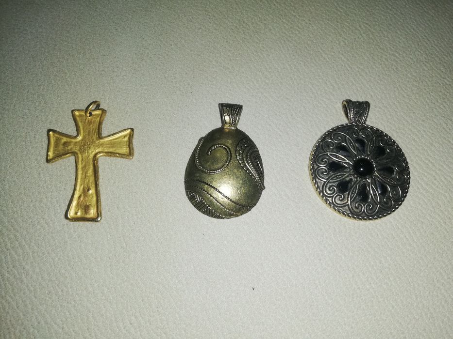 Medalhas/pendentes variados