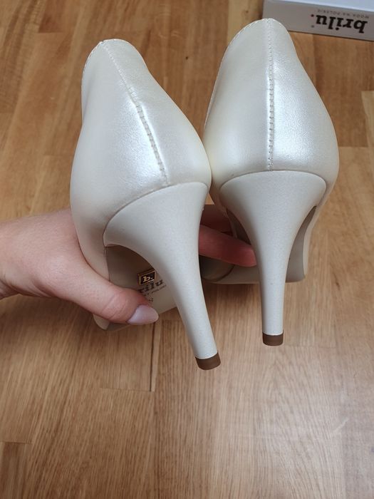 Czułenka ślubne buty perłowe brilu