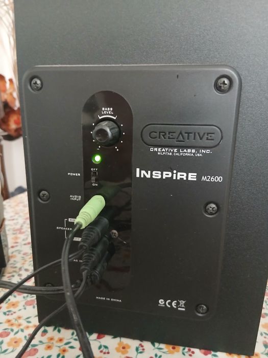 Sistema de som da CREATIVE. Duas colunas de agudos e um subwoofer