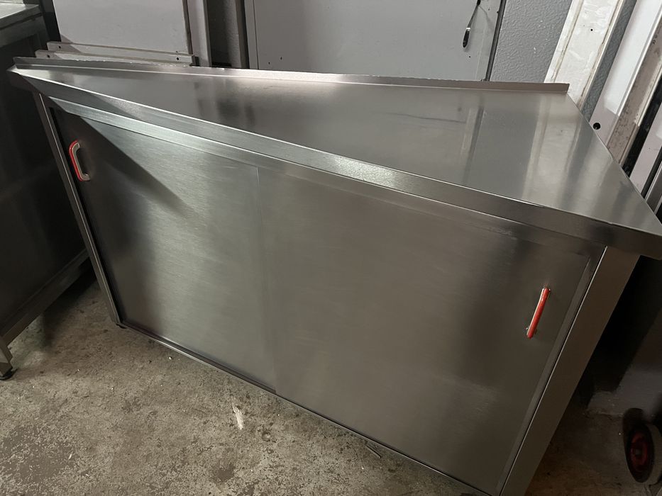 Escaparate em inox com portas