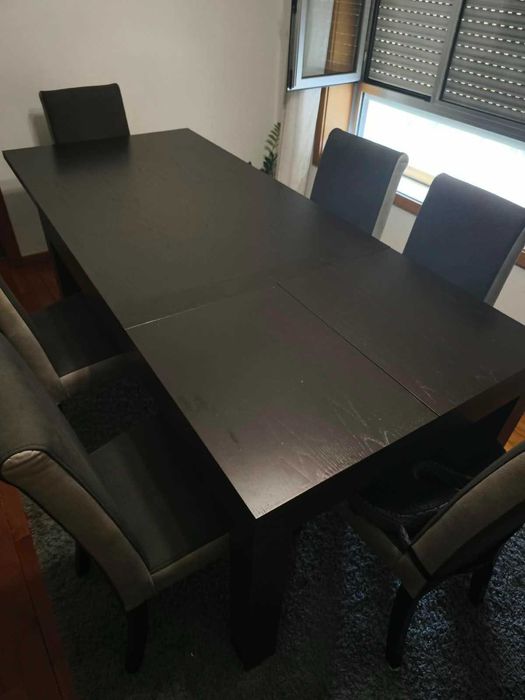 Mesa de Jantar extensivel em madeira maciça. Inclui as cadeiras