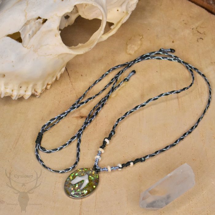 Naszyjnik z zębem lisa i brokatem mikromakrama rękodzieło