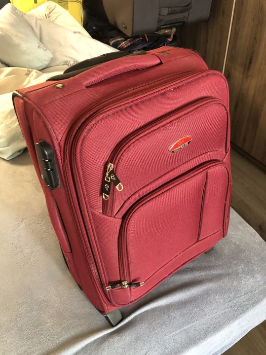 Продам валізу на колесах, як на фото