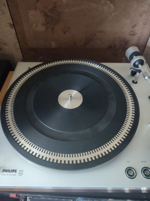 Виниловой проигрыватель philips.