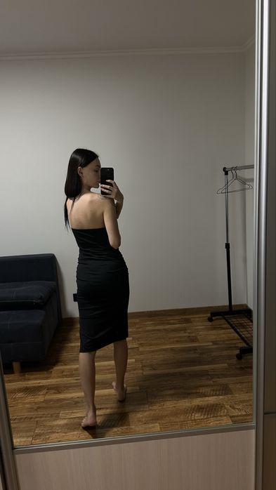 Платье без бретелей с разрезом