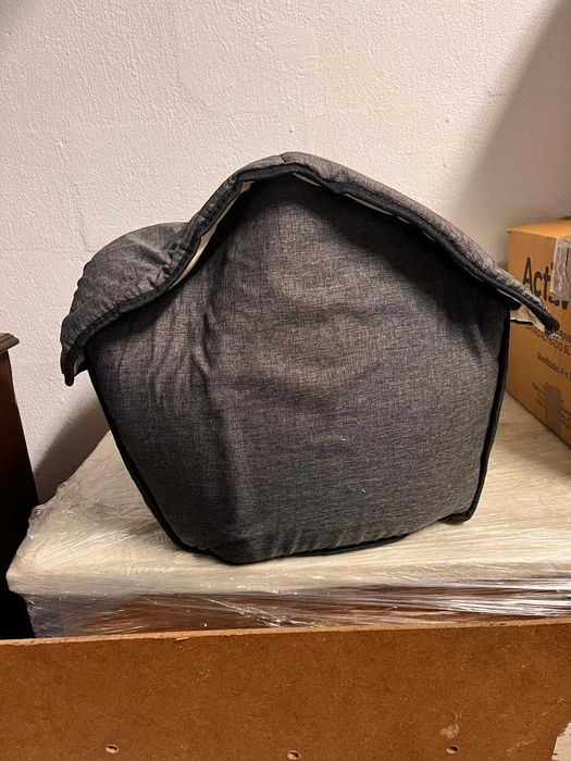 Casota para cão ou gato em tecido almofadado. Em Bom estado