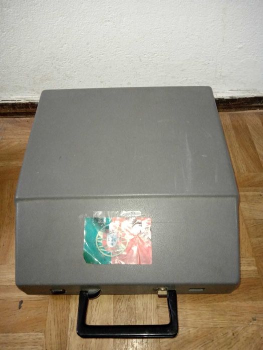 Máquina de escrever antiga marca Messa