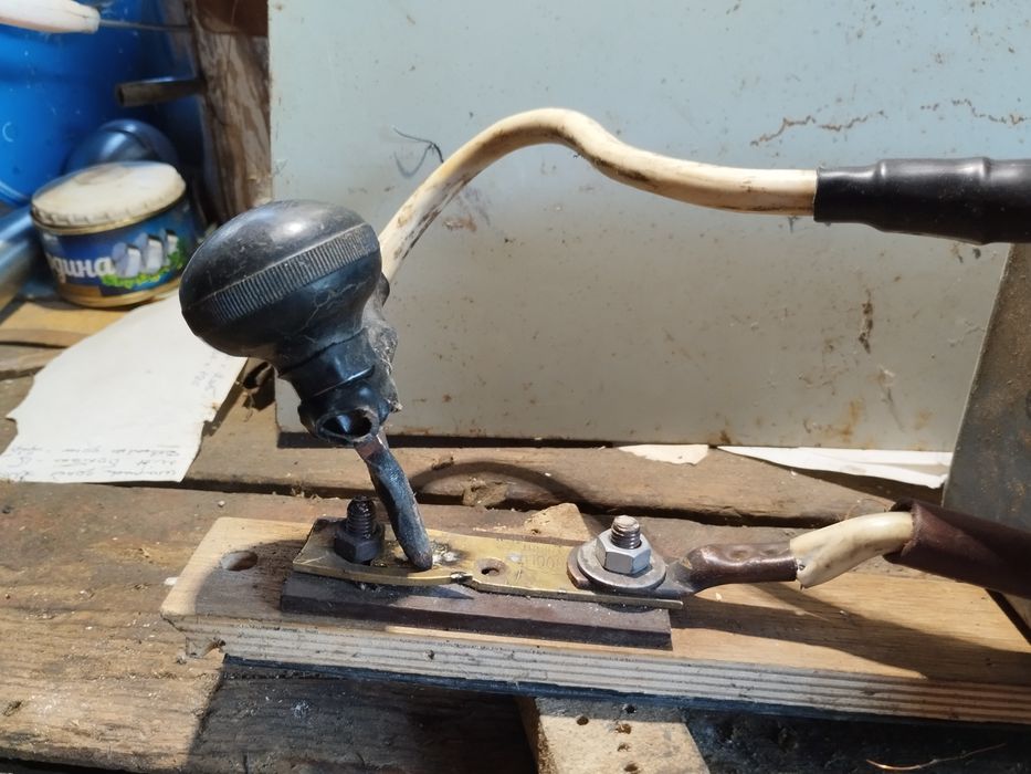 Точковий (переносний) зварювальний апарат.