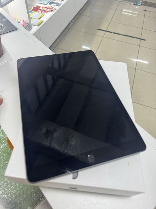 Продам свій iPad 8th generation 32GB Wi-Fi
