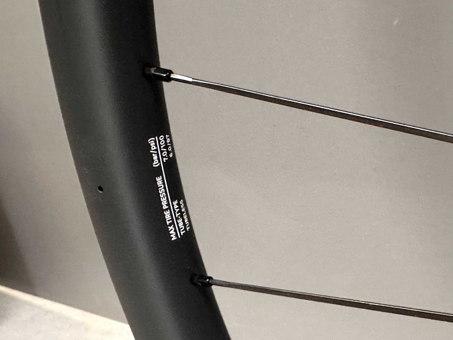 Zestaw karbonowych kół gravelowych OQUO rc25 team