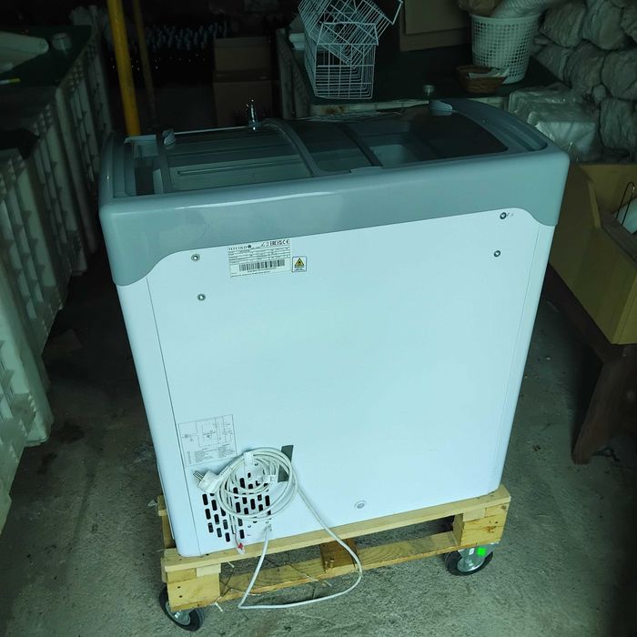 Congelador / Vitrine de Gelados Tefcold COMO NOVO – Ideal para Comércio / Mercados – Com Garantia