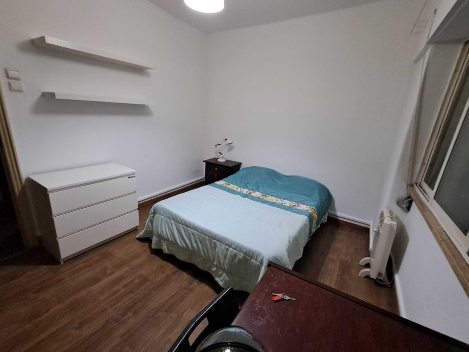 Quarto CASAL com 3 janelas. CentroLISBOA. Entrada imediata.