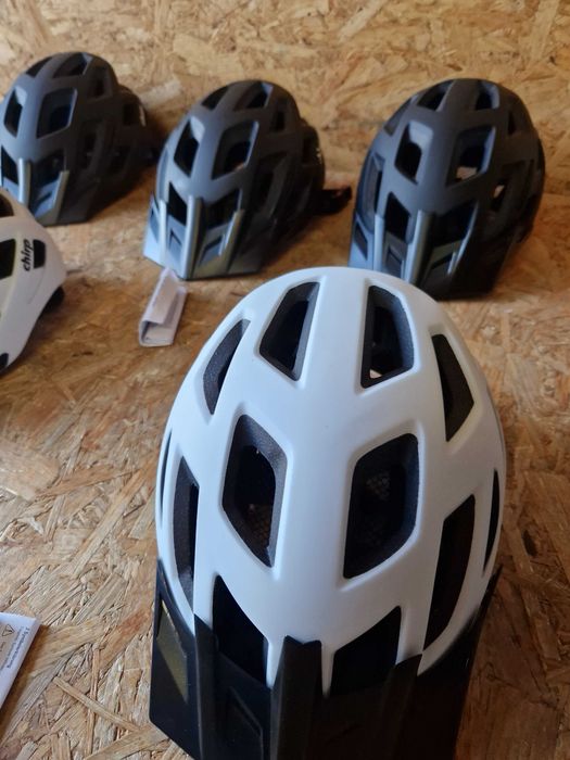 Kask rowerowy z tylną lampką Biały Czarny Noma Chirp rozmiar S/M/L