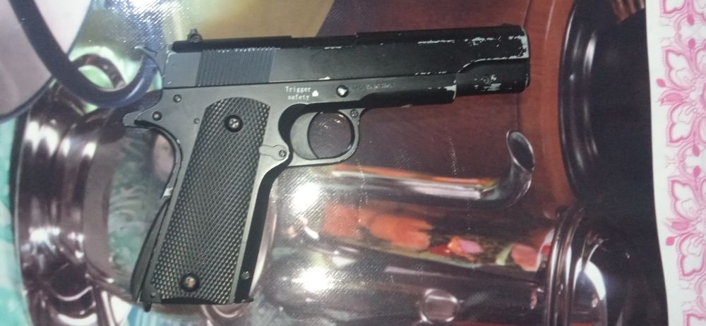 Іграшковий пістолет