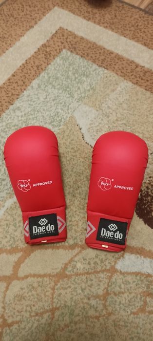 Rękawice i ochraniacze na nogi do karate