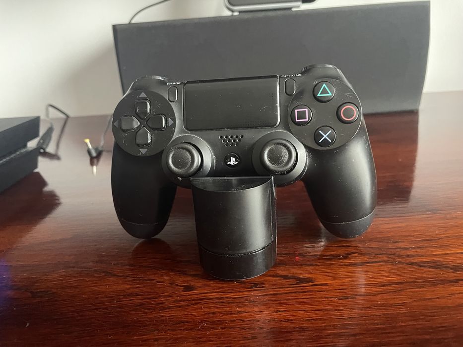 PS4 1TB z 1 padem, ładowarka do padów oraz 9 grami.