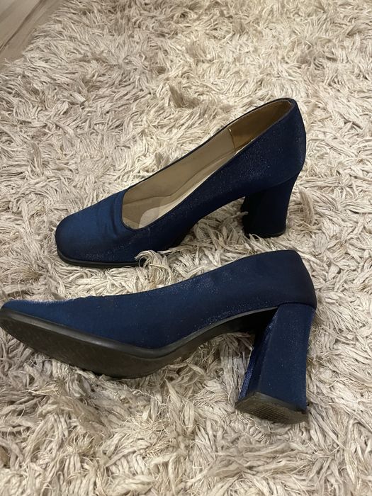 Granatowe niebieskie buty na obcasie gruby słupek 37 błyszczące