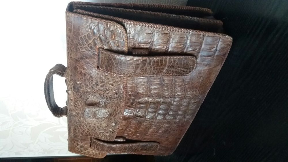Портфель из кожи крокодила