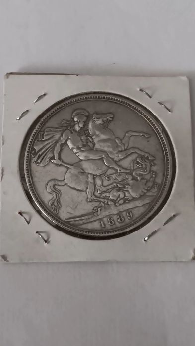 Moedas de prata de 1 coroa de 1889 e 1890. Cada uma tem 1 valor.