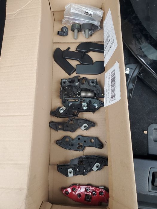 Деталі бампера Mach-E.Петлі.