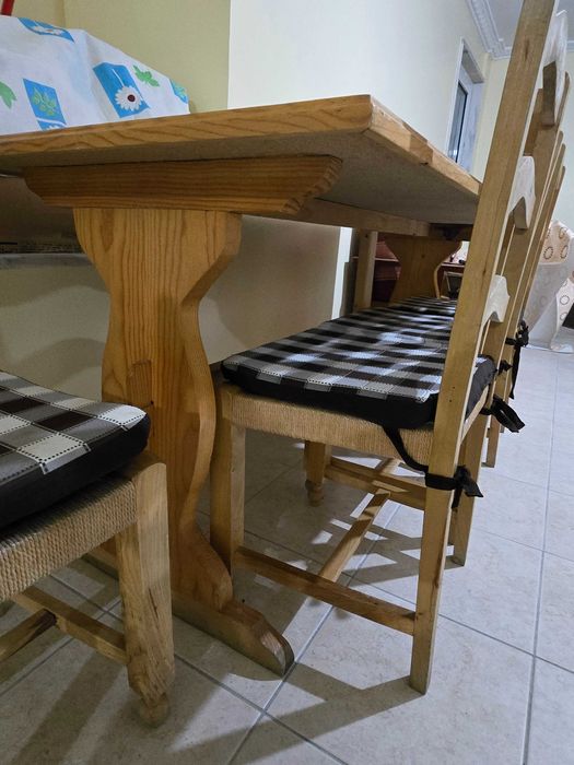 Mesa de Jantar ou de cozinha com 6 cadeiras em madeira pinho maciço cor mel