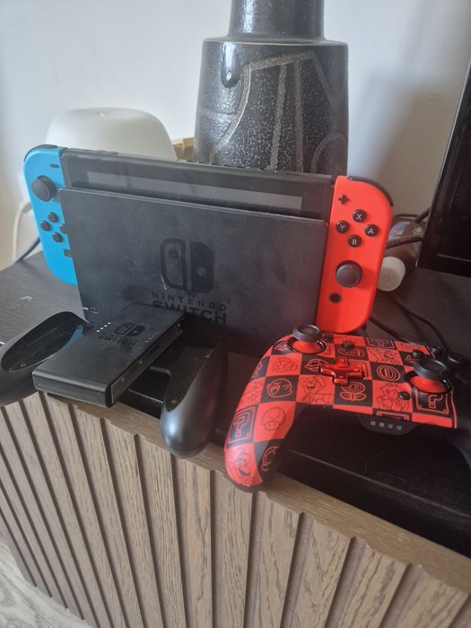 Nintendo Switch com dois comandos