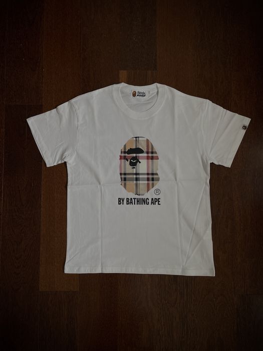 Tshirt Bape com design Burberry