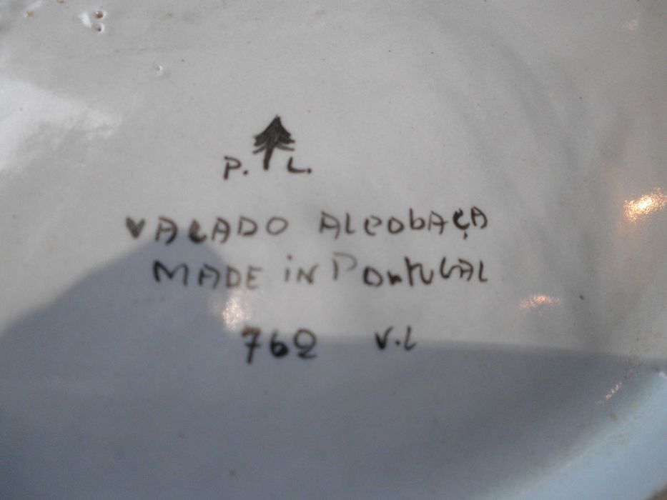 Dois belos objectos decorativos--pratos de Alcobaça pintados à mão