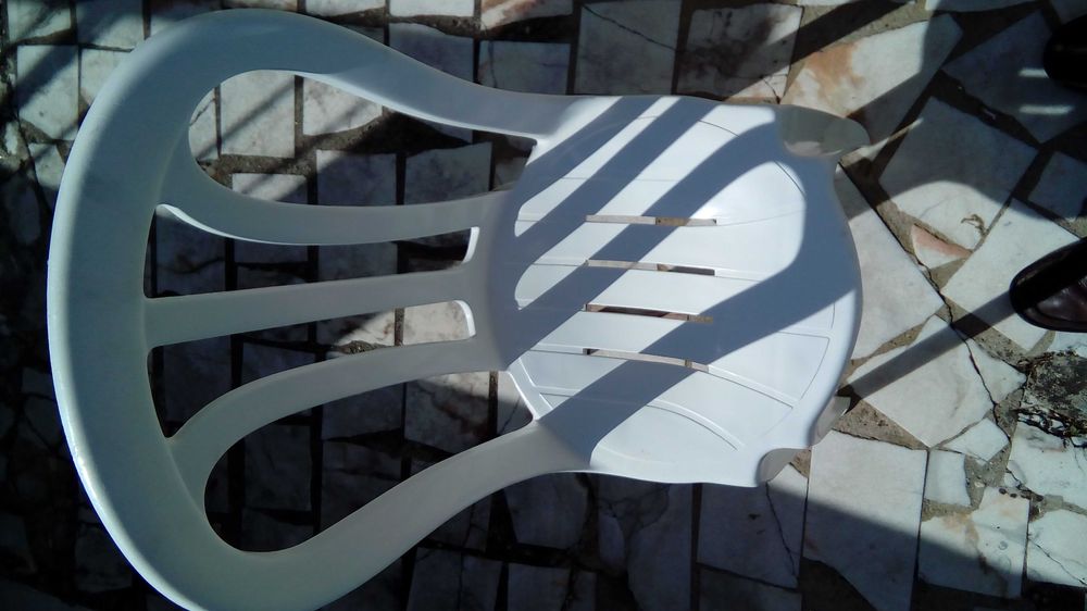 mesa com  três cadeiras e desmonta-se