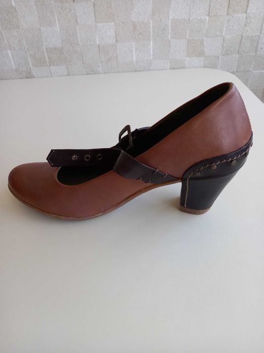 Sapatos de salto alto marca Cubanas em cabedal