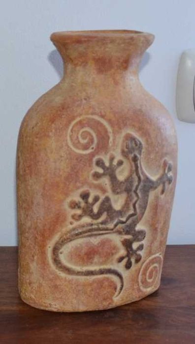 Jarro em terracota com lagarto, feito no México