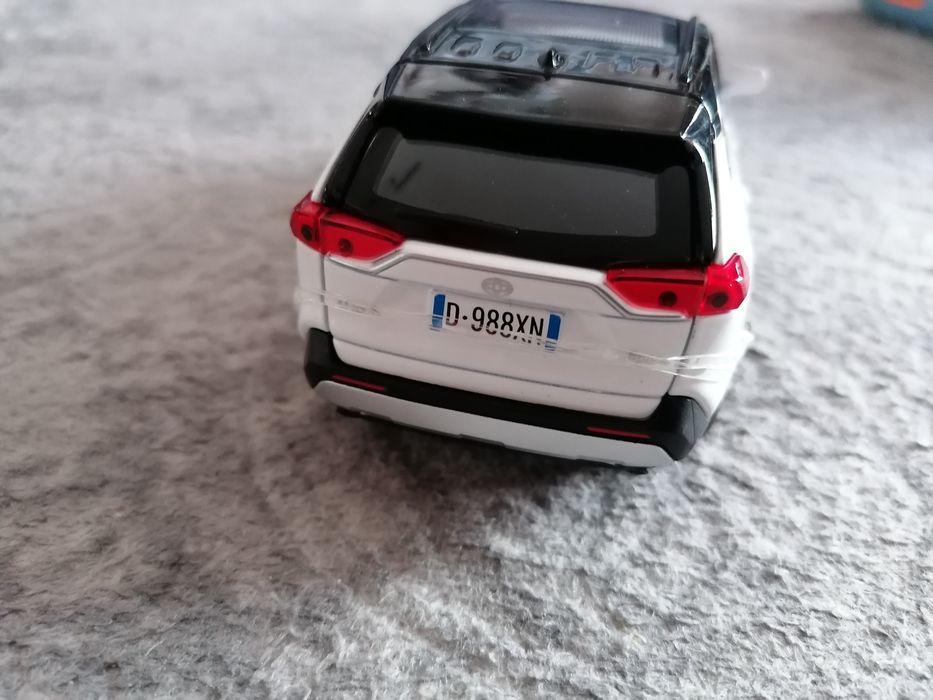 Autko Toyota RAV 4, model w skali 1:32 światła i dźwięk