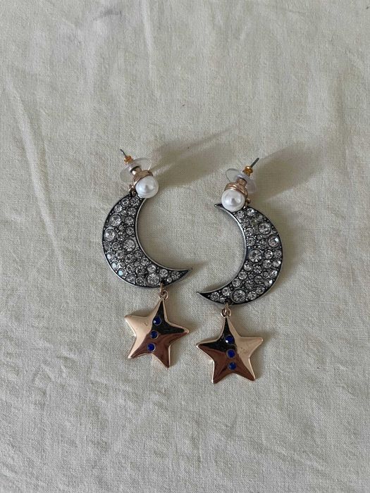 Brincos lua com strass e estrela dourada, com pérola